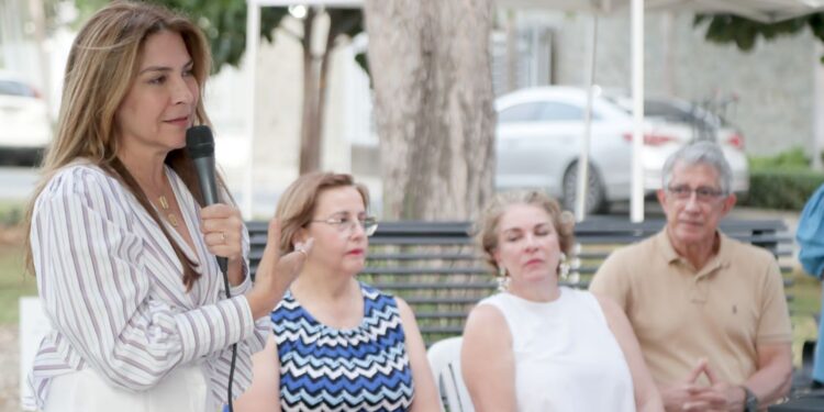 Junta de vecinos de Bella Vista reconoce a Carolina Mejía por la revitalización de los espacios públicos en DN