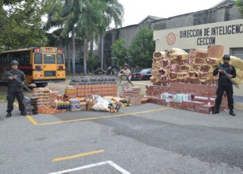 CESFronT entrega a CECCOM cigarrillos y bebidas alcohólicas que serían introducidas de manera irregular al país