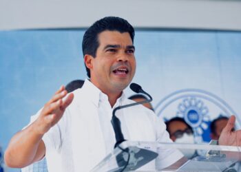 Wellington Arnaud supervisa trabajos construcción acueducto de Villa Altagracia, San Cristóbal