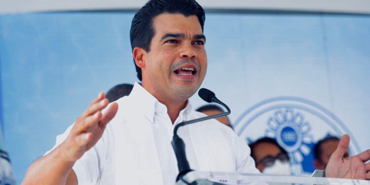 Wellington Arnaud supervisa trabajos construcción acueducto de Villa Altagracia, San Cristóbal