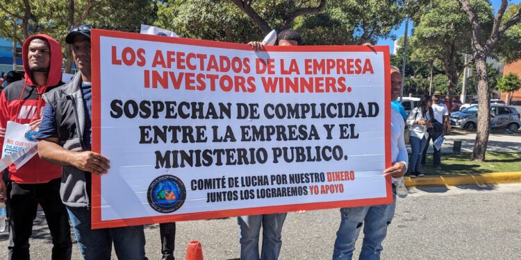 Inversionistas de la empresa Investor Winner marchan para exigir respuestas de la PGR