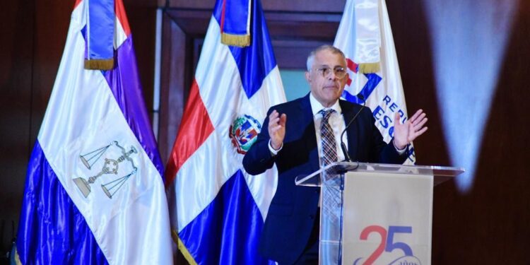 Catedrático español imparte conferencia a jueces y fiscales de RD sobre jurisprudencias en delito económico