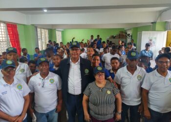 Legionarios y el general Valerio instruyen estudiantes del Almirante