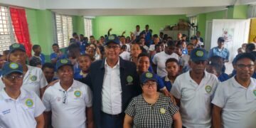 Legionarios y el general Valerio instruyen estudiantes del Almirante