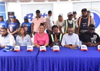 Cientos de motoconchos en SDN pasan apoyar a Betty Gerónimo