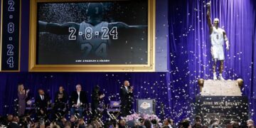 Los Lakers inauguran la estatua de Kobe Bryant