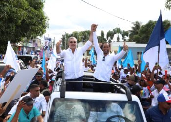 Abinader moviliza seguidores por Fantino en caravana