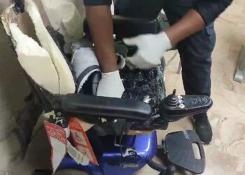 Escondidos en silla de ruedas ocupan siete paquetes y 36 láminas presumiblemente cocaína