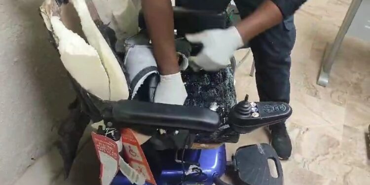 Escondidos en silla de ruedas ocupan siete paquetes y 36 láminas presumiblemente cocaína