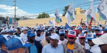 Movimiento Comunicadores 8.0 marcha junto a Venancio Acantara en caravana del triunfo; respaldan reelección de Luis Abinader