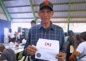 Gobierno entrega 990 títulos de propiedad en el municipio Consuelo, SPM