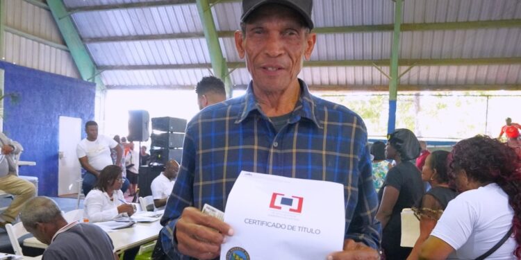 Gobierno entrega 990 títulos de propiedad en el municipio Consuelo, SPM