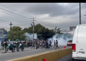 Al menos tres heridos durante protesta de ex policías frente a Dirección General de Jubilaciones