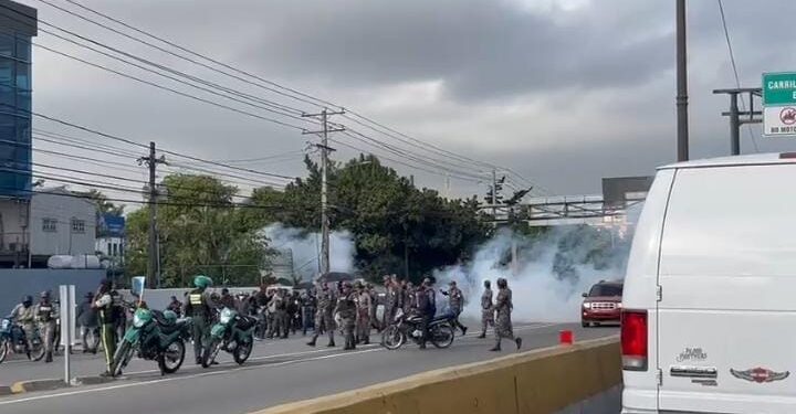 Al menos tres heridos durante protesta de ex policías frente a Dirección General de Jubilaciones