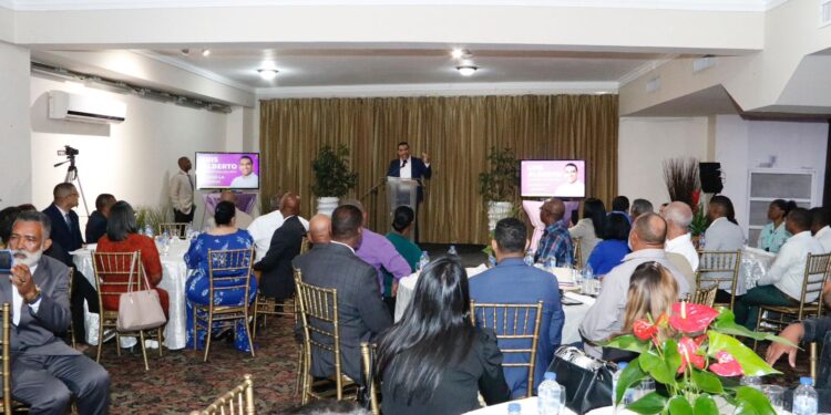 Luis Alberto recibe respaldo de cientos de pastores