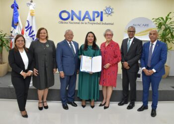 ONAPI entrega Patente de Invención a científica dominicana