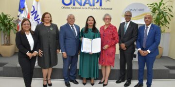 ONAPI entrega Patente de Invención a científica dominicana