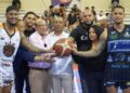 Fausto López Solís realiza saque de honor en Torneo de Baloncesto Carnavalesco Vegano