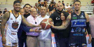 Fausto López Solís realiza saque de honor en Torneo de Baloncesto Carnavalesco Vegano