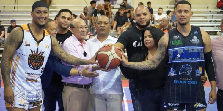 Fausto López Solís realiza saque de honor en Torneo de Baloncesto Carnavalesco Vegano