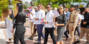 Ministerio de la Juventud honra memoria de Padres de la Patria con ofrenda floral en Altar de la Patria