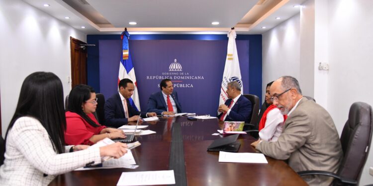 Ministros de Administración Pública y Salud Pública repasan avances para la reforma del sector salud