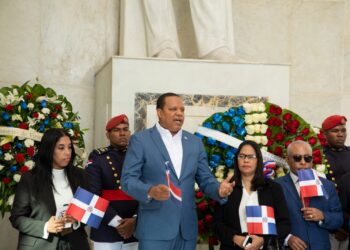 ProConsumidor deposita ofrenda floral en Altar de la Patria para honrar a patricios