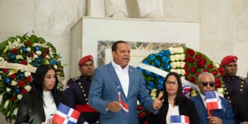 ProConsumidor deposita ofrenda floral en Altar de la Patria para honrar a patricios