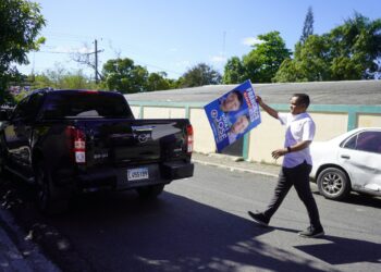 Regidor electo José Radhamés retira afiches y vallas en SDO que usó en campaña municipal