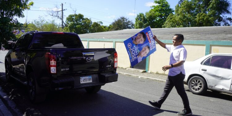 Regidor electo José Radhamés retira afiches y vallas en SDO que usó en campaña municipal