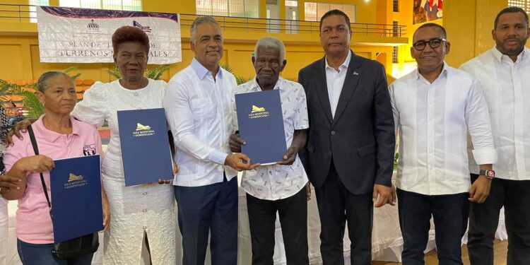 Más de dos mil familias serán beneficiados con títulos de propiedad en Monte Plata