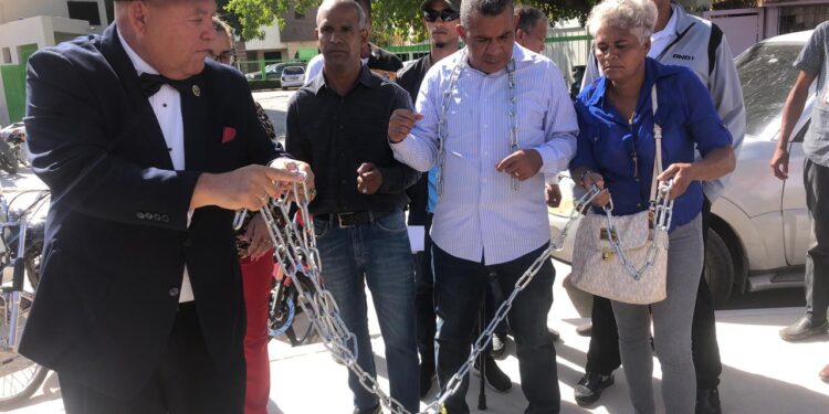 Proyecto Visión Nación realiza protesta en contra de las supuestas violaciones de Karina Aristy en Higüey