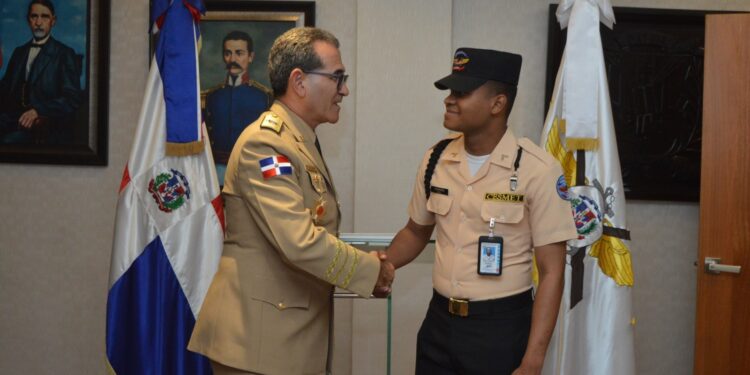 Ascienden a agente Cesmet por integridad