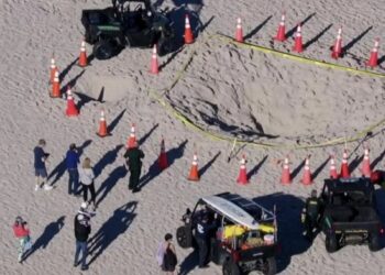Una niña muerta y otro menor en estado grave tras caer en un agujero en playa de Florida
