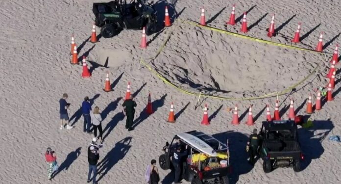 Una niña muerta y otro menor en estado grave tras caer en un agujero en playa de Florida