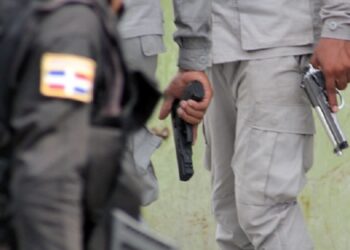 Ciudadanos y miembros de la Policía Nacional se enfrentan en Barahona