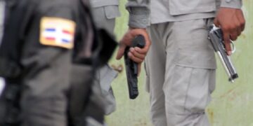 Ciudadanos y miembros de la Policía Nacional se enfrentan en Barahona