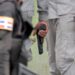 Ciudadanos y miembros de la Policía Nacional se enfrentan en Barahona
