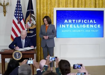 Biden evaluará inteligencia artificial de código abierto o cerrado