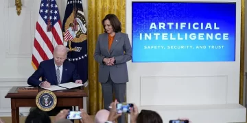 Biden evaluará inteligencia artificial de código abierto o cerrado