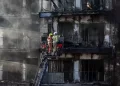 Suben a 10 los muertos en incendio de Valencia y sigue la búsqueda de desaparecido