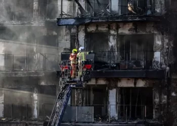 Suben a 10 los muertos en incendio de Valencia y sigue la búsqueda de desaparecido