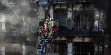 Suben a 10 los muertos en incendio de Valencia y sigue la búsqueda de desaparecido