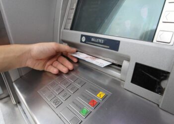 Policía captura mujer in fraganti abriendo cajero automático en la Zona Colonial