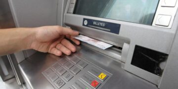 Policía captura mujer in fraganti abriendo cajero automático en la Zona Colonial