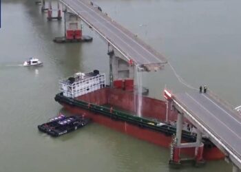 Al menos cinco muertos tras el choque de un buque portacontenedores contra un puente