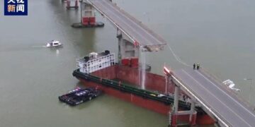 Al menos cinco muertos tras el choque de un buque portacontenedores contra un puente