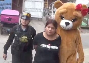 Policía peruano se disfraza de oso gigante para atrapar a una narcotraficante en día de San Valentín