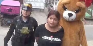 Policía peruano se disfraza de oso gigante para atrapar a una narcotraficante en día de San Valentín