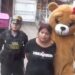 Policía peruano se disfraza de oso gigante para atrapar a una narcotraficante en día de San Valentín